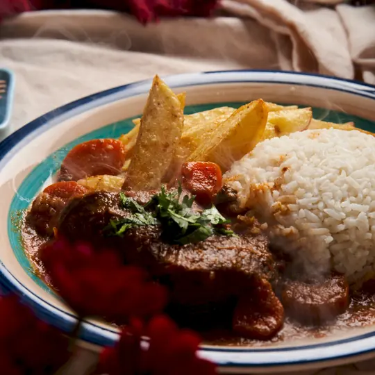 Plato casero con arroz y papas fritas