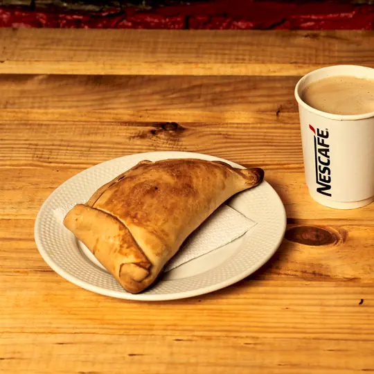 Empanada y café en la mañana