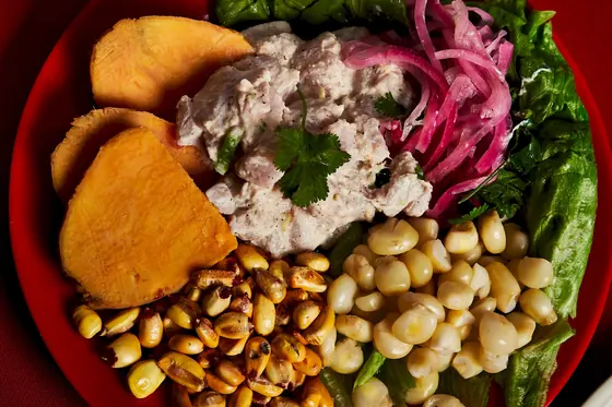 Ceviche con camote, cancha y choclo