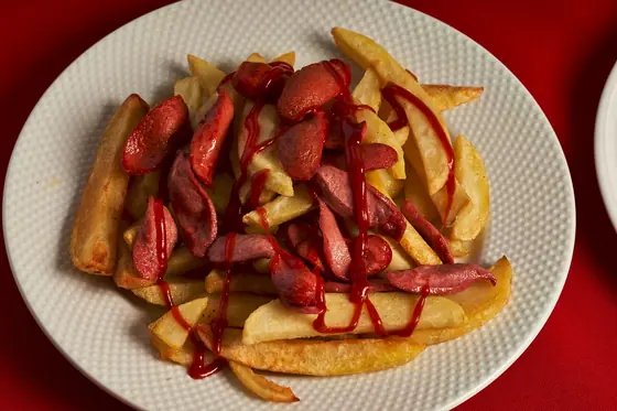 Salchipapas con kétchup